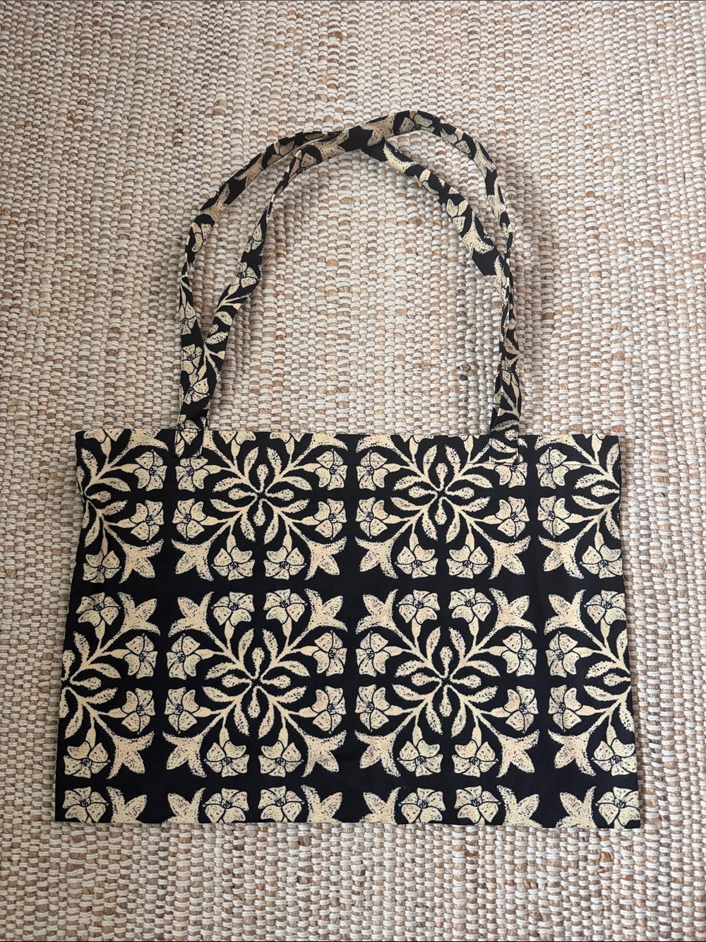 ACTIVE BY TEAL x LEX BREEZY Canvas Tote in Black Puakenikeni Quilt - Picture 3 of 3